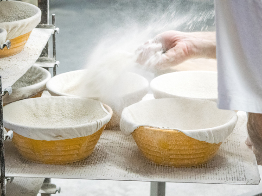 Brotformen werden mit Mehl bestäubt